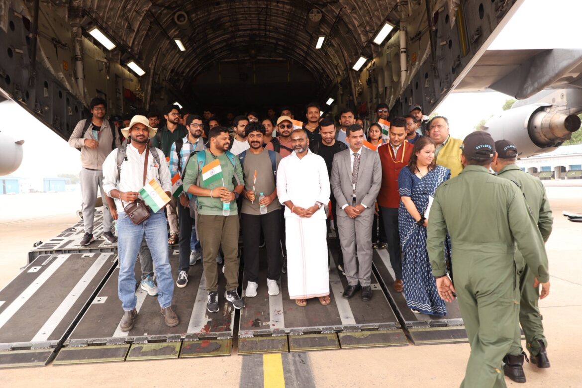 Operation Sindhu: इज़राइल से 161 भारतीयों को लेकर नई दिल्ली पहुंची पहली फ्लाइट, यात्रियों ने जताया आभार