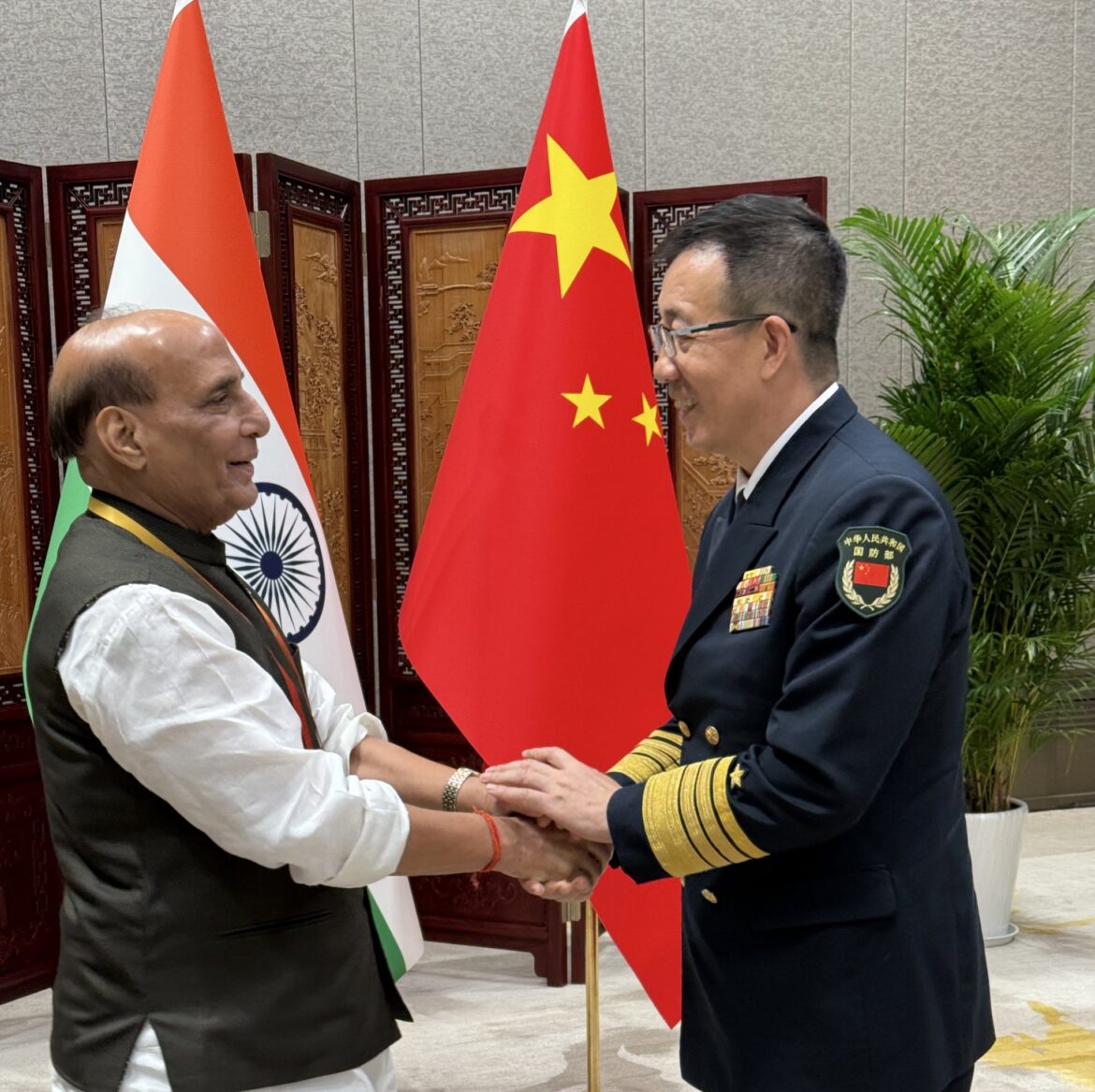 SCO समिट में राजनाथ सिंह ने चीनी रक्षा मंत्री से की मुलाकात, भेंट की मधुबनी पेंटिंग
